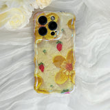 Gelbe Gänseblümchen und Erdbeeren iPhone-Hülle